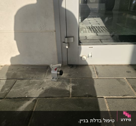דלת זכוכית עם מנעול על הרצפה